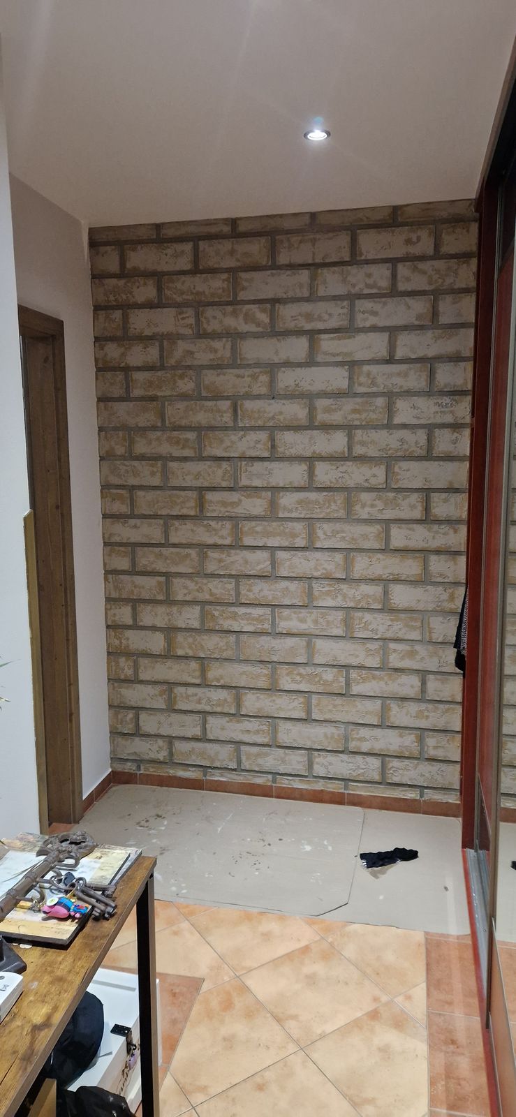 Dekorativní obklad imitující cihly v chodbě – Malířské práce Martin Šmídek