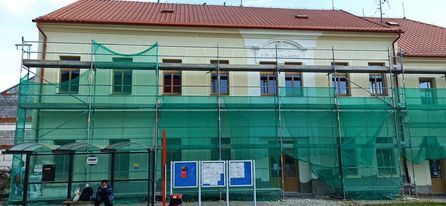 Fasáda budovy během prací na lešení – Malířské práce Martin Šmídek