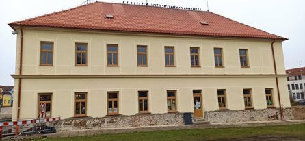 Opravená fasáda dvoupodlažní budovy – Malířské práce Martin Šmídek
