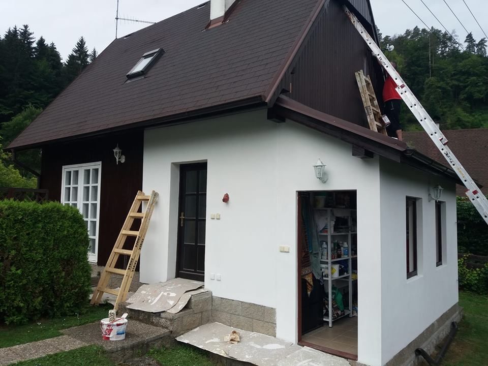 Nová fasáda chalupy s tmavým dřevem – Malířské práce Martin Šmídek