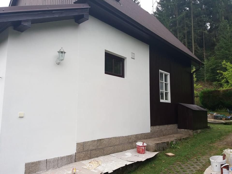 Bílá fasáda chalupy po opravě – Malířské práce Martin Šmídek