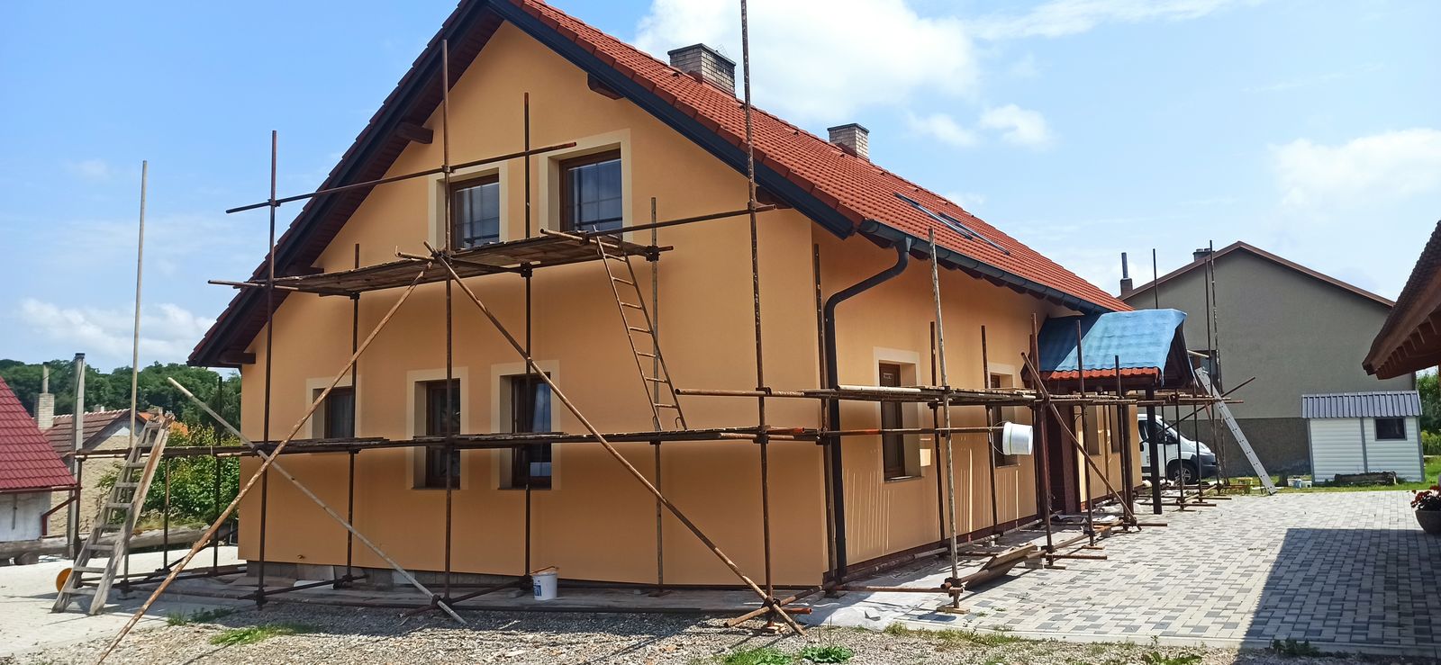 Fasáda rodinného domu během prací na lešení – Malířské práce Martin Šmídek