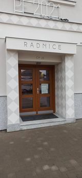 Vstup radnice po opravě fasády – Malířské práce Martin Šmídek