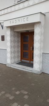 Vstup radnice s novým nátěrem – Malířské práce Martin Šmídek