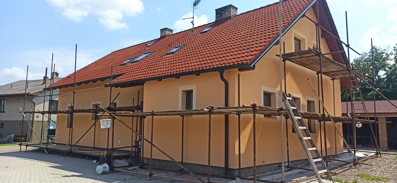 Fasáda rodinného domu s lešením – Malířské práce Martin Šmídek
