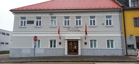 Fasáda úřední budovy s červenou střechou – Malířské práce Martin Šmídek