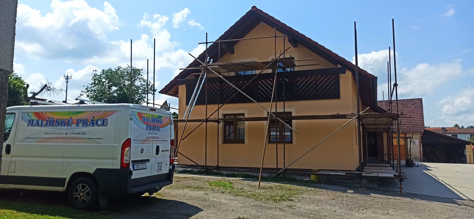 Fasáda dřevěného domu během prací – Malířské práce Martin Šmídek