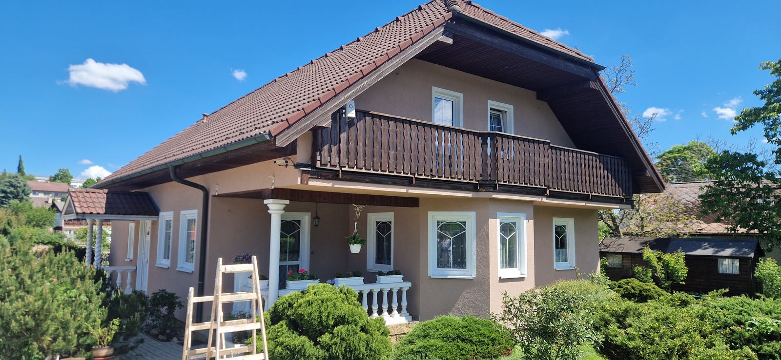 Fasáda rodinného domu s balkonem – Malířské práce Martin Šmídek