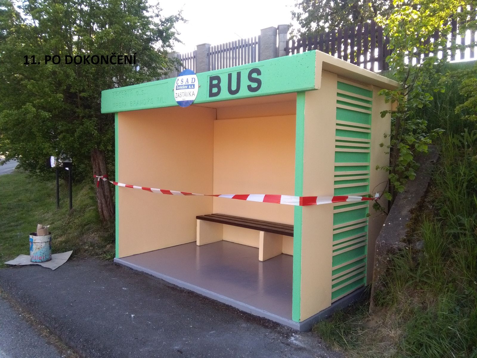 Natřená autobusová zastávka se zeleným rámem – Malířské práce Martin Šmídek