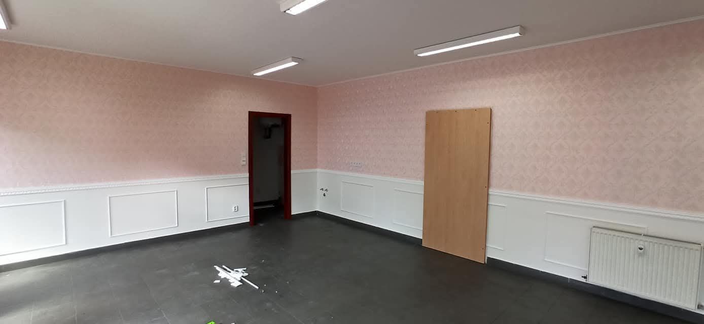 Malba sálu s bílým obkladem stěn – Malířské práce Martin Šmídek