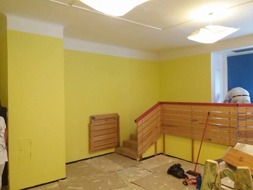 Žlutá malba místnosti se schodištěm – Malířské práce Martin Šmídek