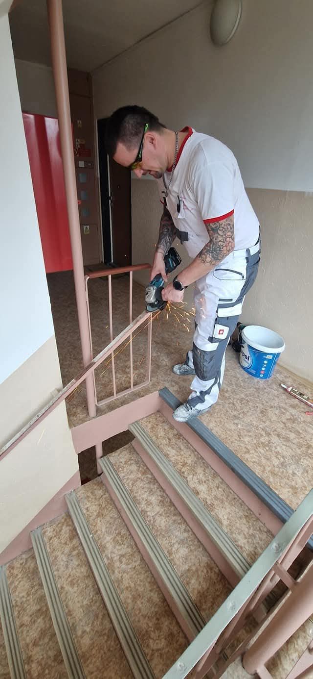 Nátěr zábradlí na schodišti – Malířské práce Martin Šmídek