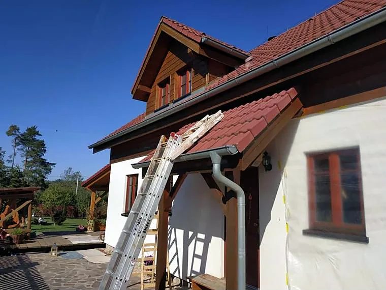 Nátěr dřevěných prvků a okapů rodinného domu – Malířské práce Martin Šmídek