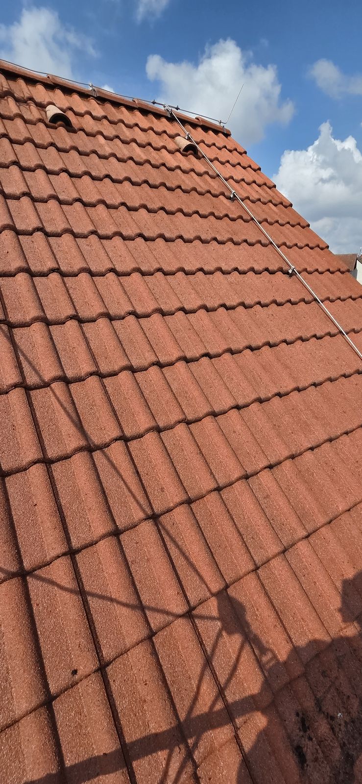 Vyčištěná červená střešní krytina – Malířské práce Martin Šmídek