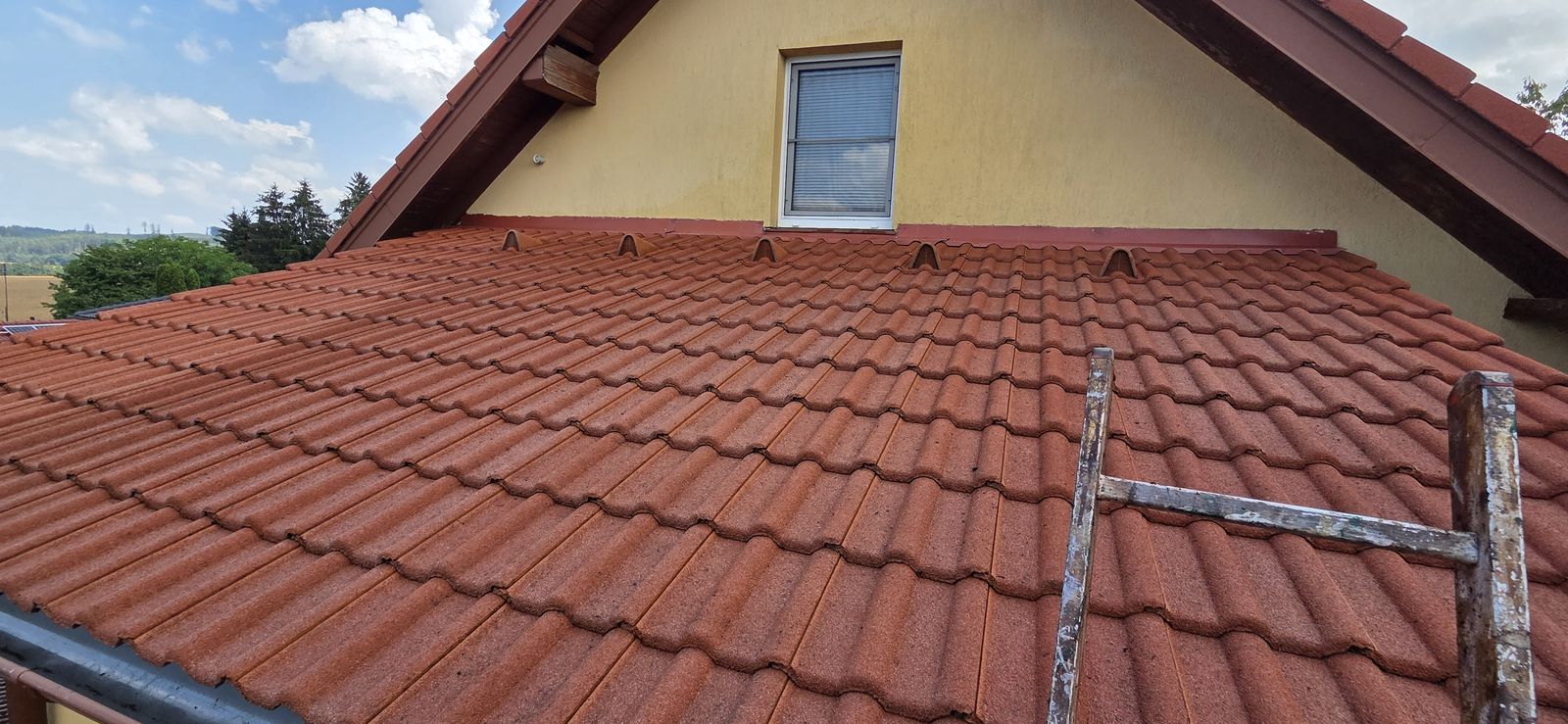 Vyčištěná střecha pod štítem domu – Malířské práce Martin Šmídek