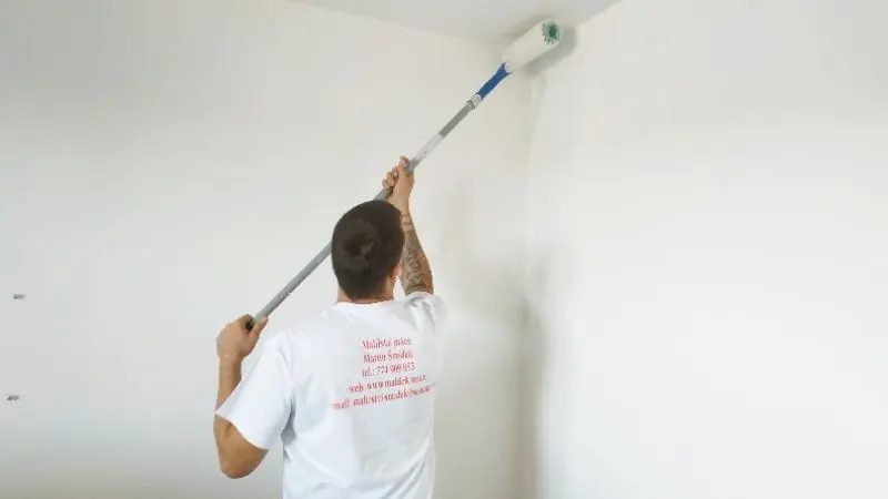 Martin Šmídek maluje strop válečkem